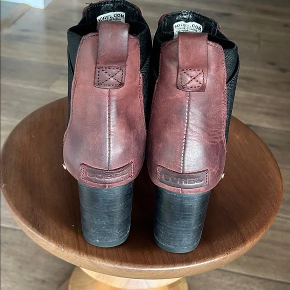 Sorel Maroon Ankle Boots with Black Accents - Picture 2 of 5